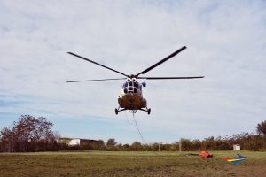 Elicopter-IGAV-in-actiune-stingere-incendiu-litiera-Buzau- (3)__