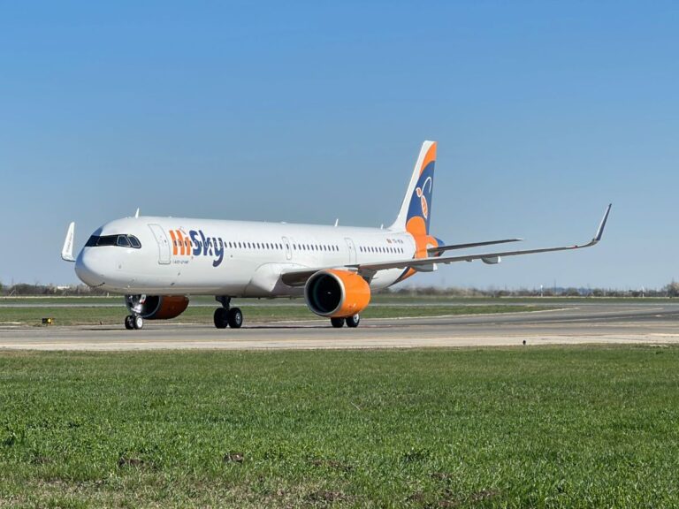 HiSky: YR – WOW a aterizat la Otopeni