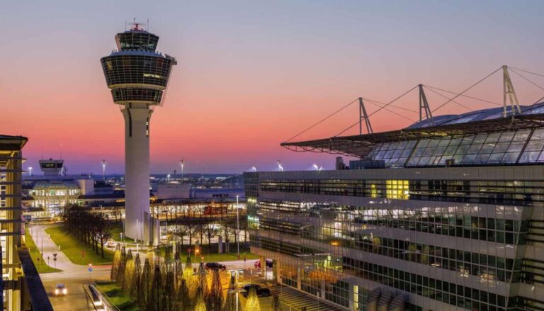 airport-tower-am-abend